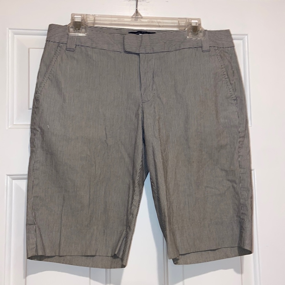 Gap size 6 medium length lightweight shorts.
